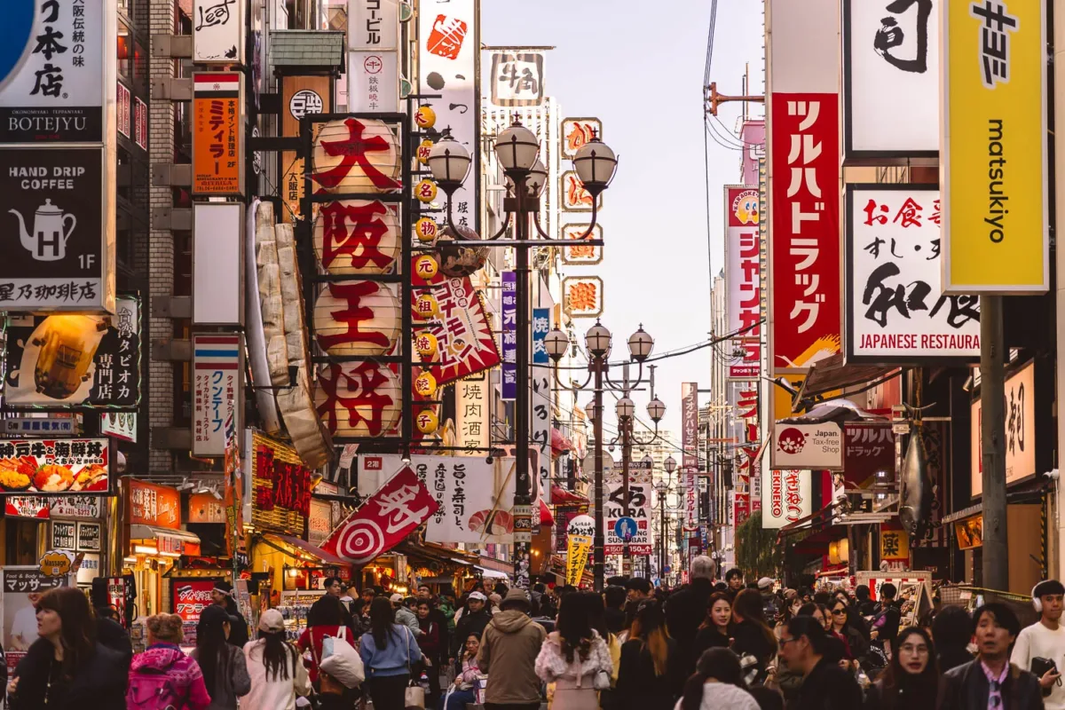 Calle de Dotonbori de día con gente, carteles y letreros, lugar imprescindible que ver en Osaka en 2 días