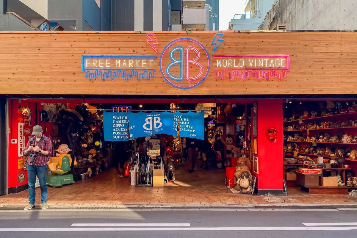 Fachada de tienda de objetos vintage y retro en Osaka
