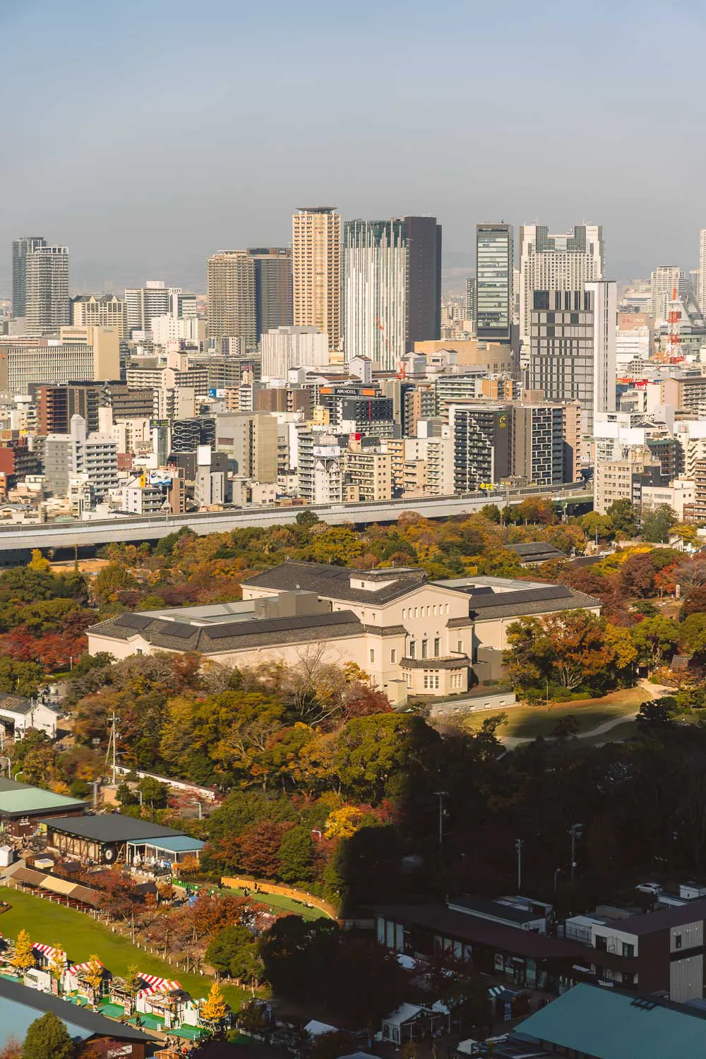 Vistas a edificios y un parque desde la planta 16 del rascacielos cuyo observatorio en la planta 40 es el mejor mirador que ver en Osaka en 2 días