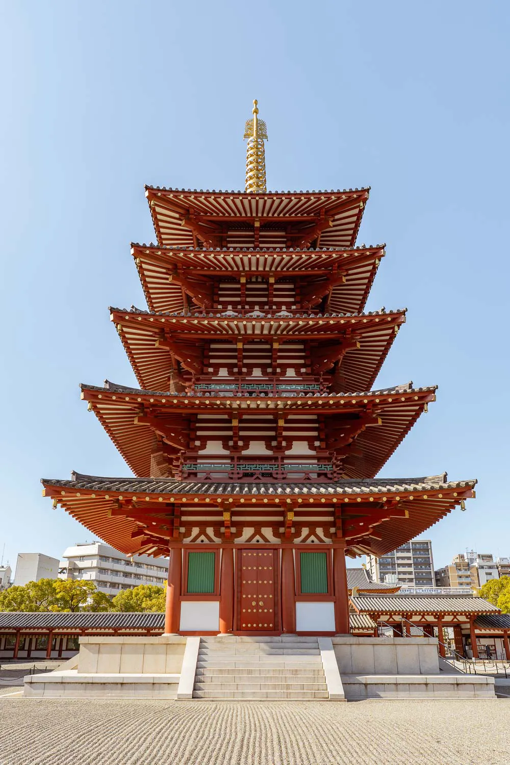 pagoda de 5 pisos en patio central de templo Shitenno-ji en Osaka, uno de los lugares que ver en Osaka en 2 días