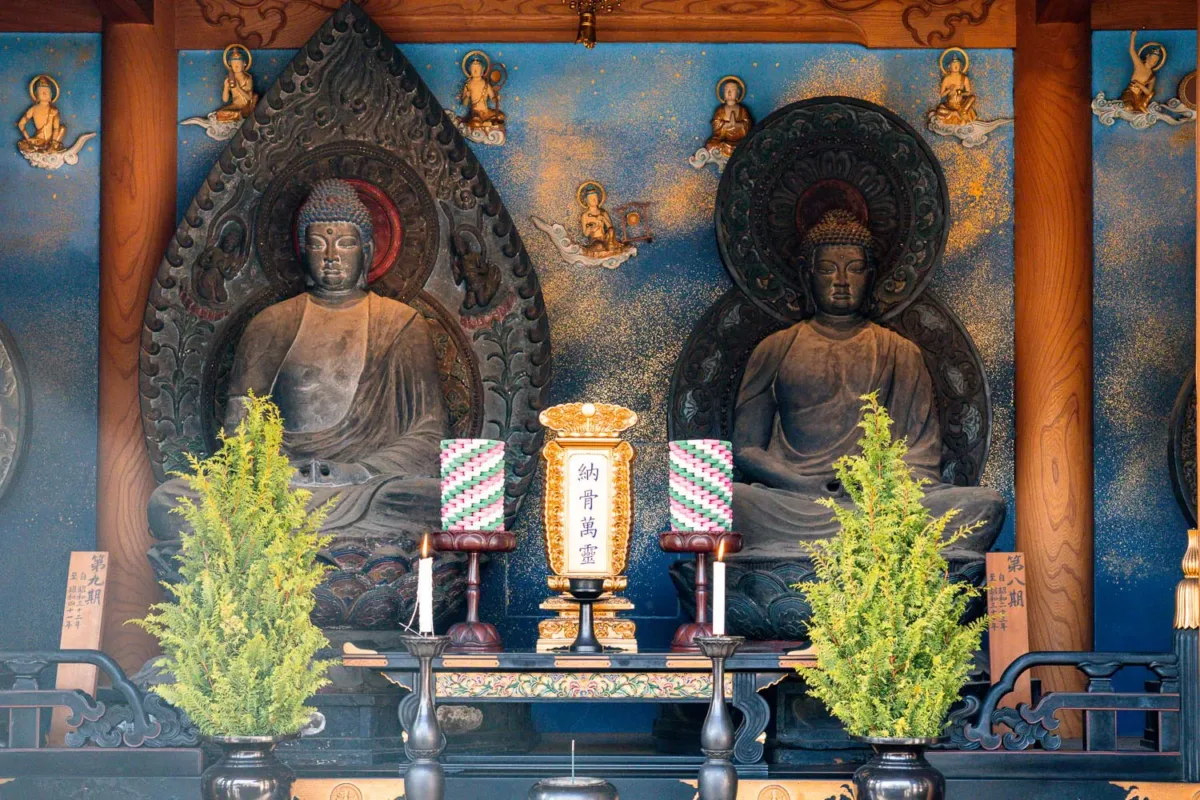 figuras de Buda en templo Isshinji, uno de los más importantes que ver en Osaka en 2 días