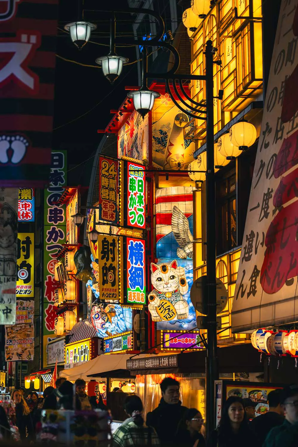 letreros luminosos y figuras en relieves en fachadas de restaurantes en Shinshekai, lugar top que ver en Osaka en 2 días
