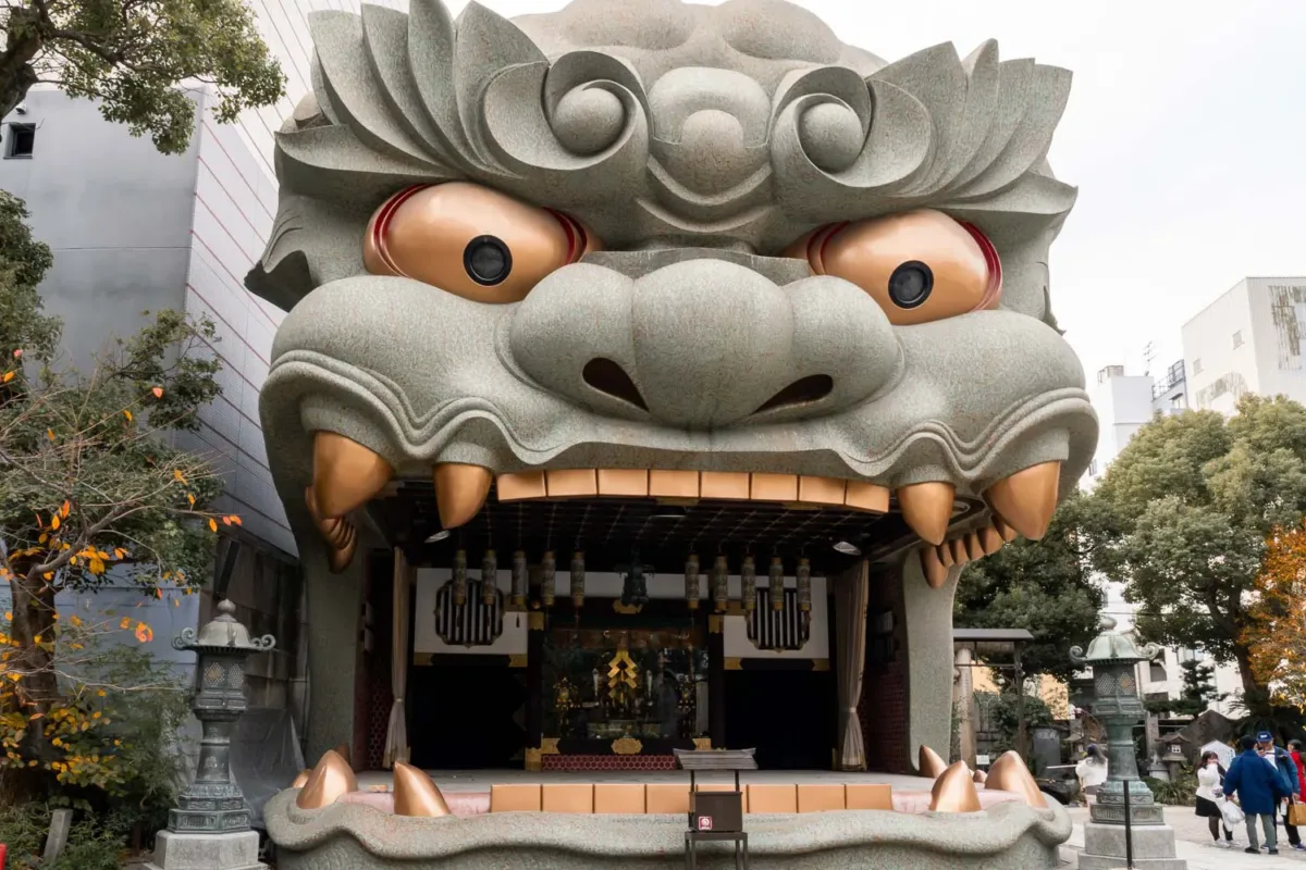 Entrada por la boca de una cabeza de león al templo Yasaka Namba en Osaka