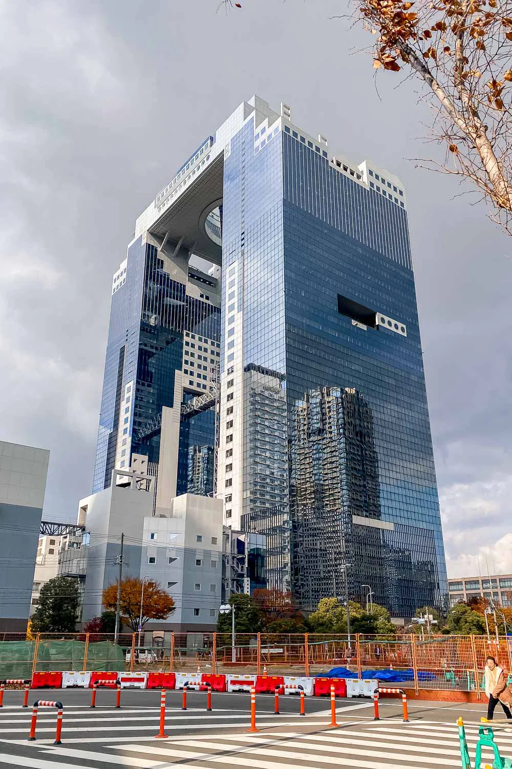 Rascacielos Umeda Sky Building visto desde abajo, con la plataforma donde está el observatorio que ver en Osaka