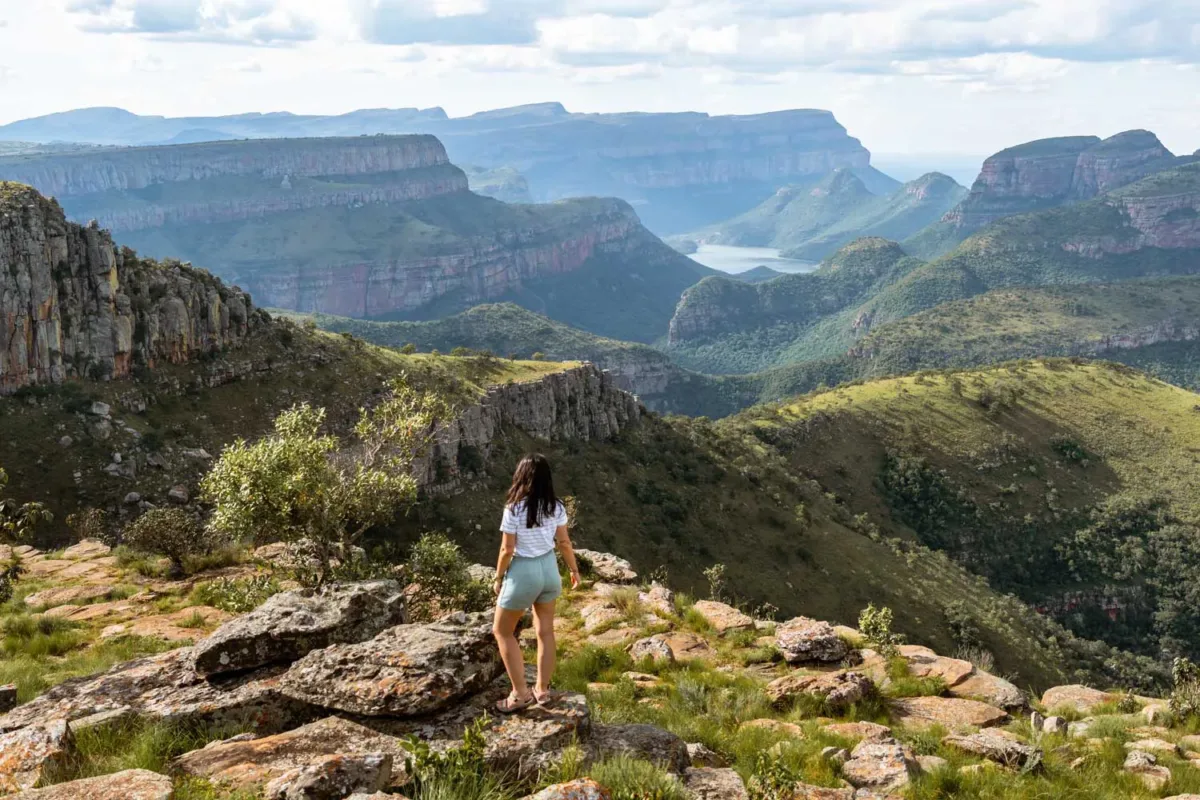Paisaje montañoso, con el río de fondo y las Three Rondavels, en la ruta Panorama de Sudáfrica