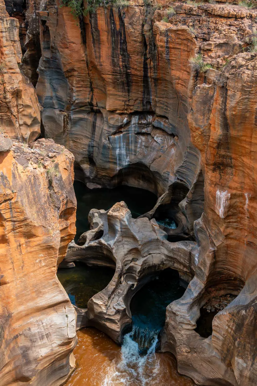 Formaciones rocosas a través de los siglos que se han formado en Bourke's Luck Potholes, en la ruta Panorama