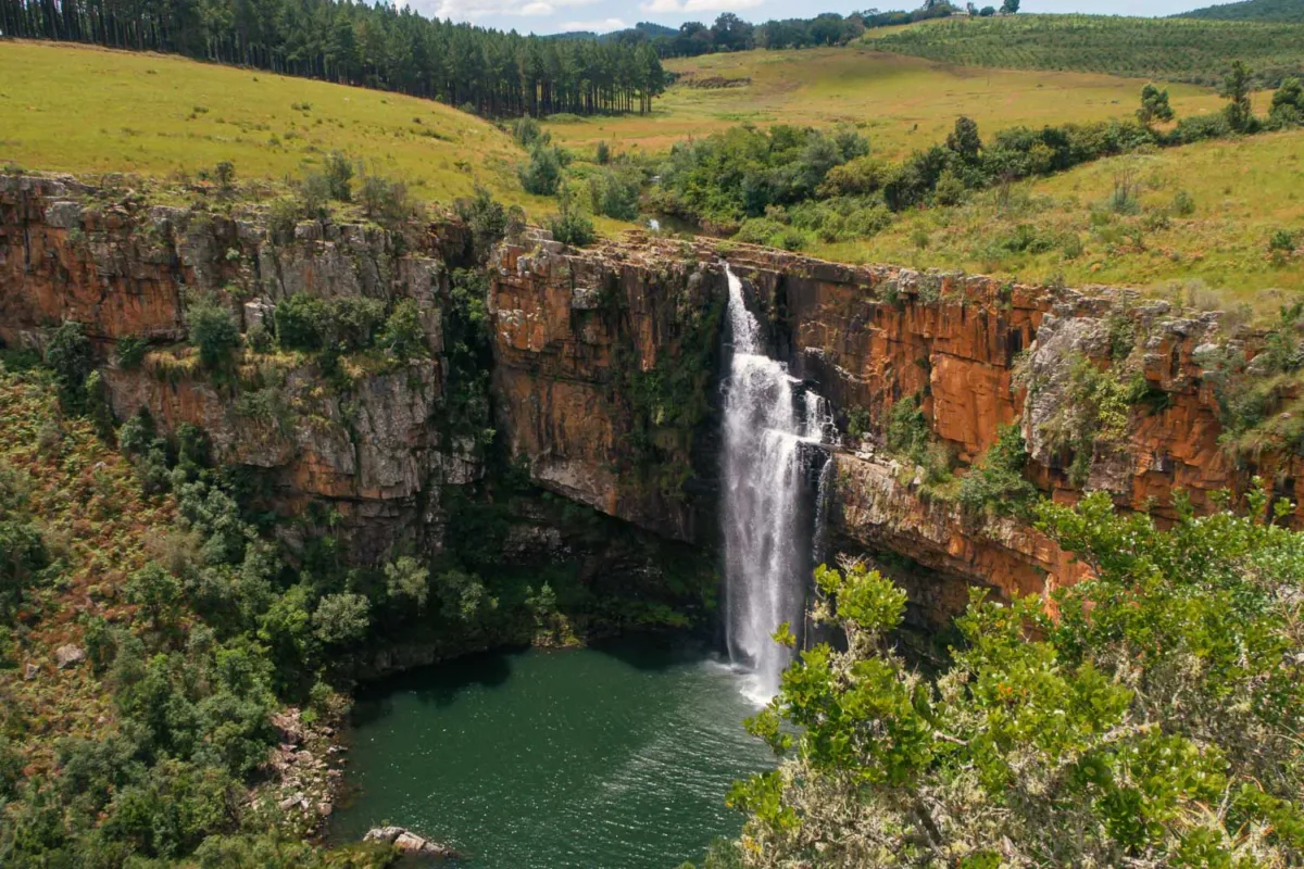 Cascada Berlin Falls, en la ruta Panorama, con un entorno muyu verde y boscoso