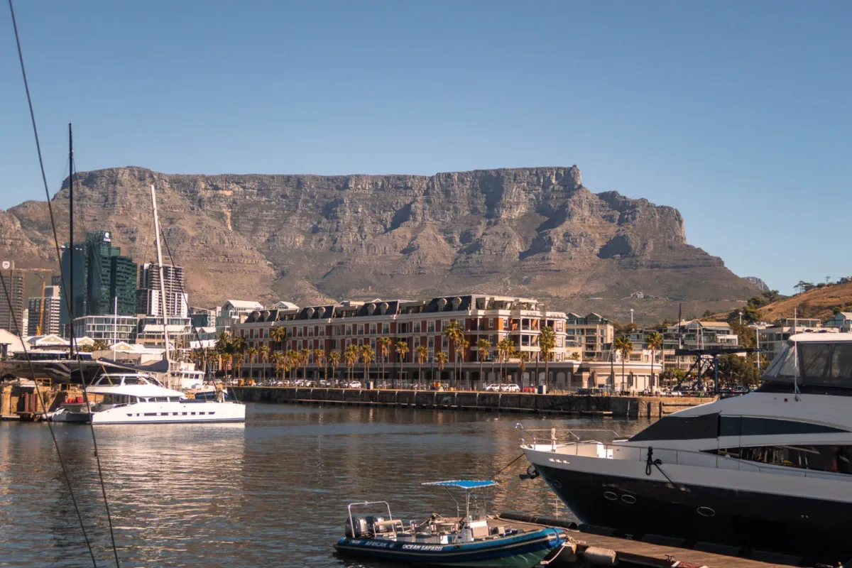 Puerto de V&A Waterfront con Table Mountain al fondo