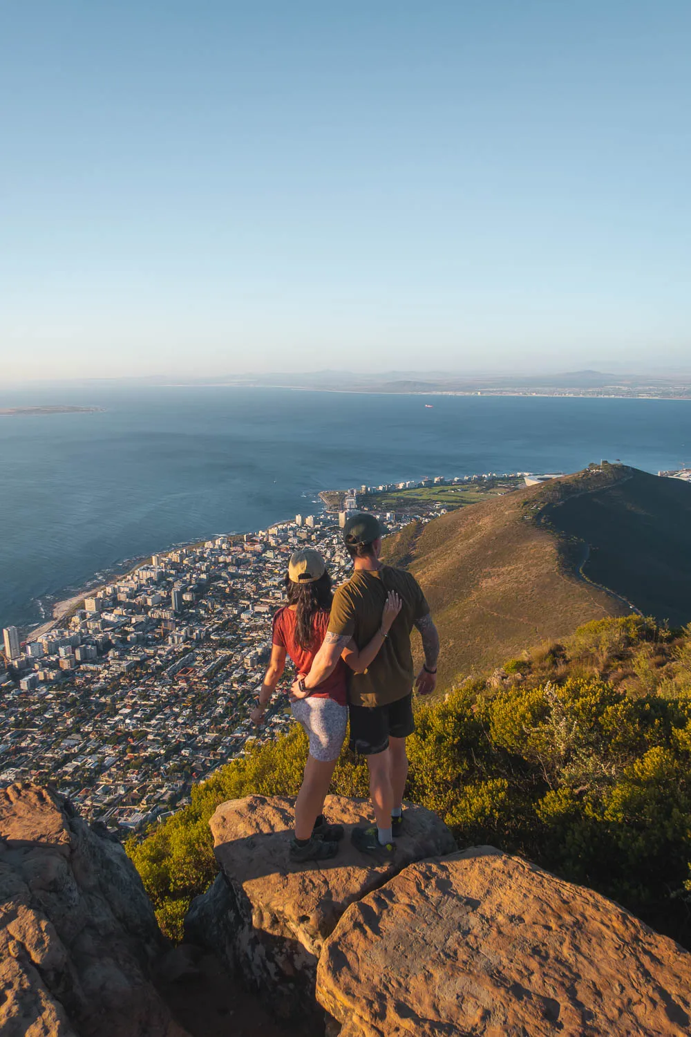 En uno de los miradores de Lion's Head, con el océano y la ciudad de fondo