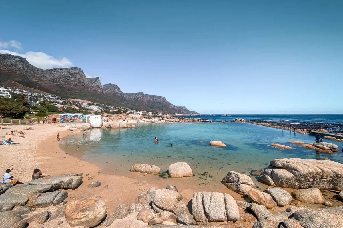 Piscina natural al lado de la playa de Camps Bay, un sitio imprescindible qué ver en Ciudad del Cabo