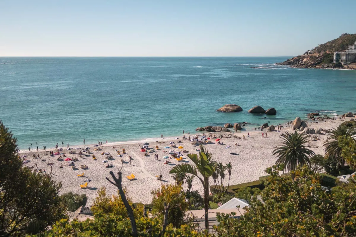 Playa de agua turquesa en Camps Bay, Ciudad del Cabo