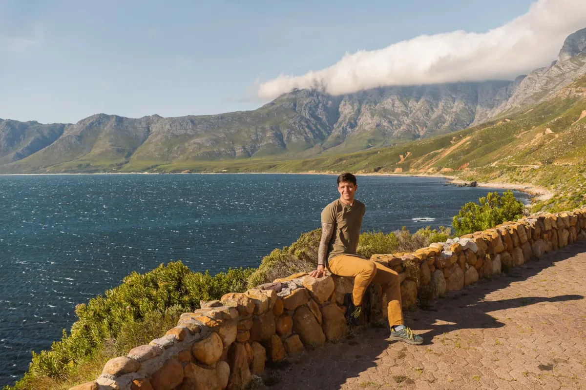 Apartadero en la carretera de Chapman's Peak con el océano y las montañas de fondo