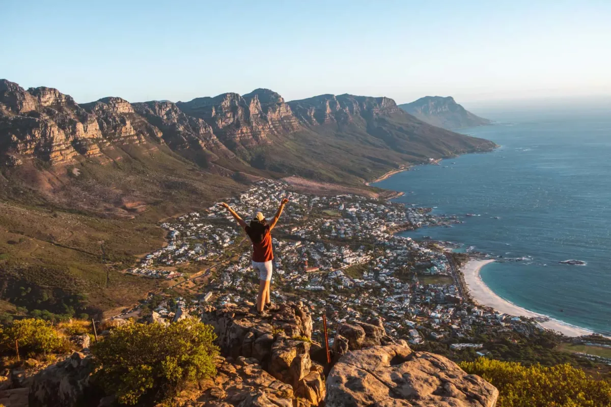 Vista desde uno de los miradores de Lion's Head con Table Mountain de fondo